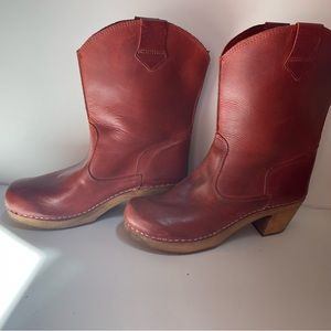 Women’s Sanita leather clog boot sz 40.   9-9.5